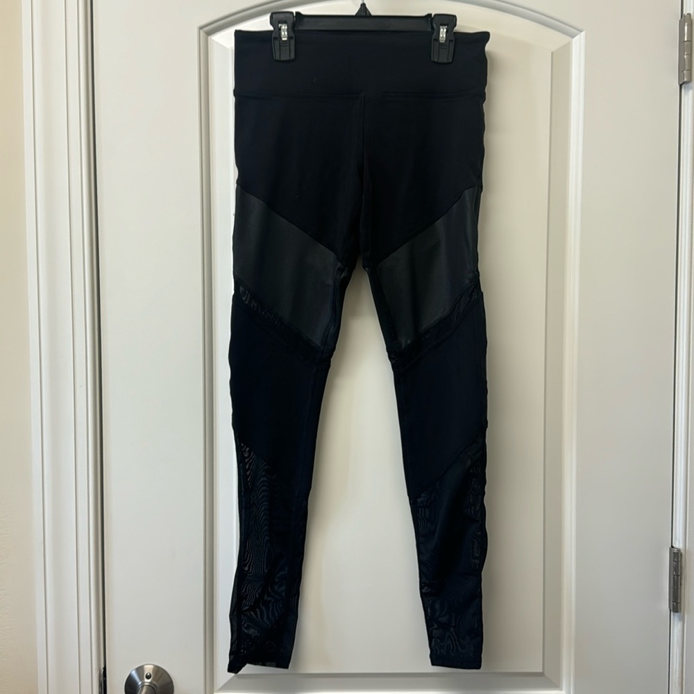 Alo Yoga leggings with sheer calf panel size small